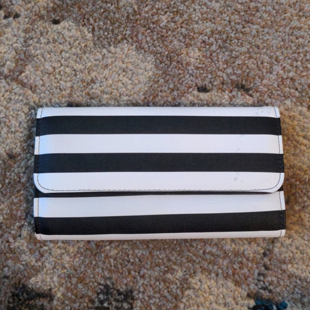 Kut from the Kloth Black and White Wallet